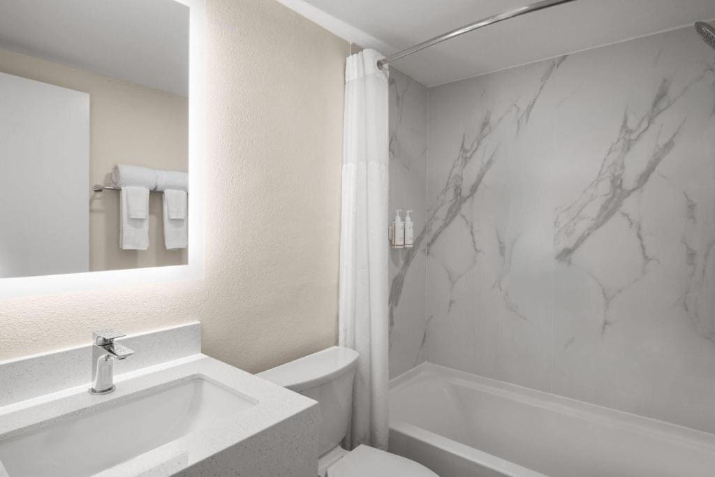 Queen Room with Two Queen Beds and Kitchenette - Non-Smoking room - Image 1