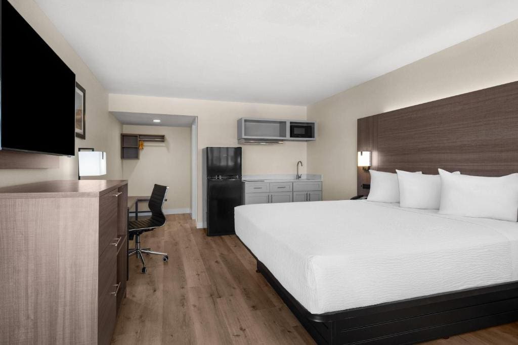 King Room with Kitchenette - Non-Smoking room - Image 1
