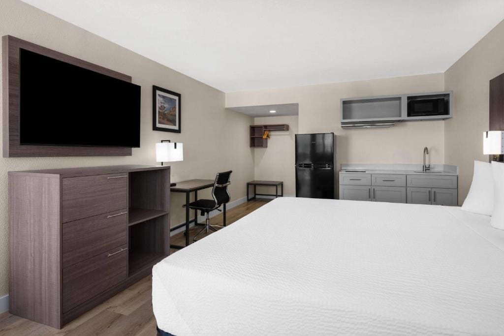 King Room with Kitchenette - Non-Smoking room - Image 3