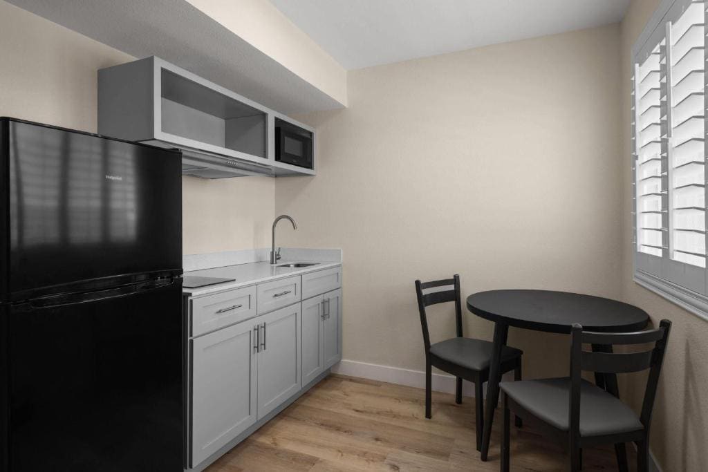 Queen Room with Two Queen Beds and Kitchenette - Non-Smoking room - Image 2