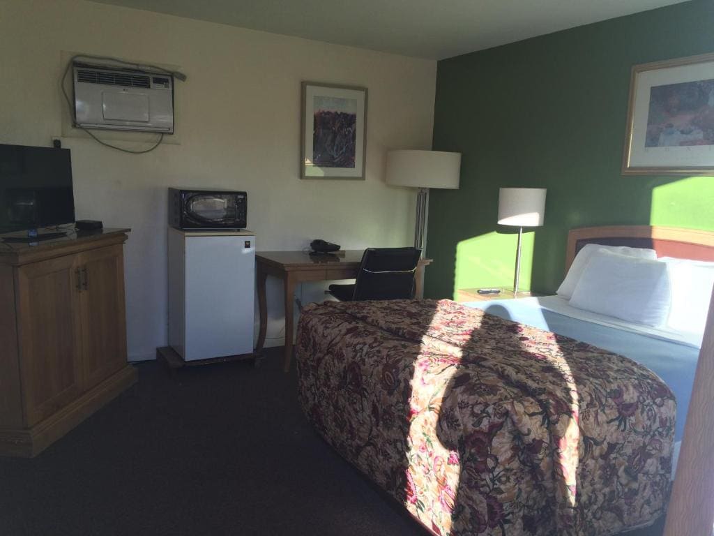 Non-Smoking Queen Room room - Image 3