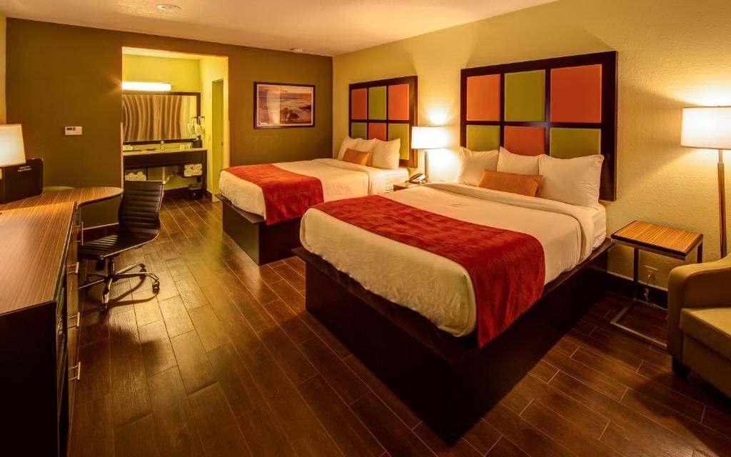 Queen Room with Two Queen Beds - Non Smoking room - Image 1