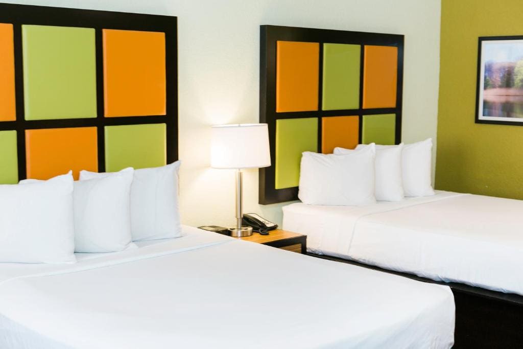 Queen Room with Two Queen Beds - Non Smoking room - Image 3