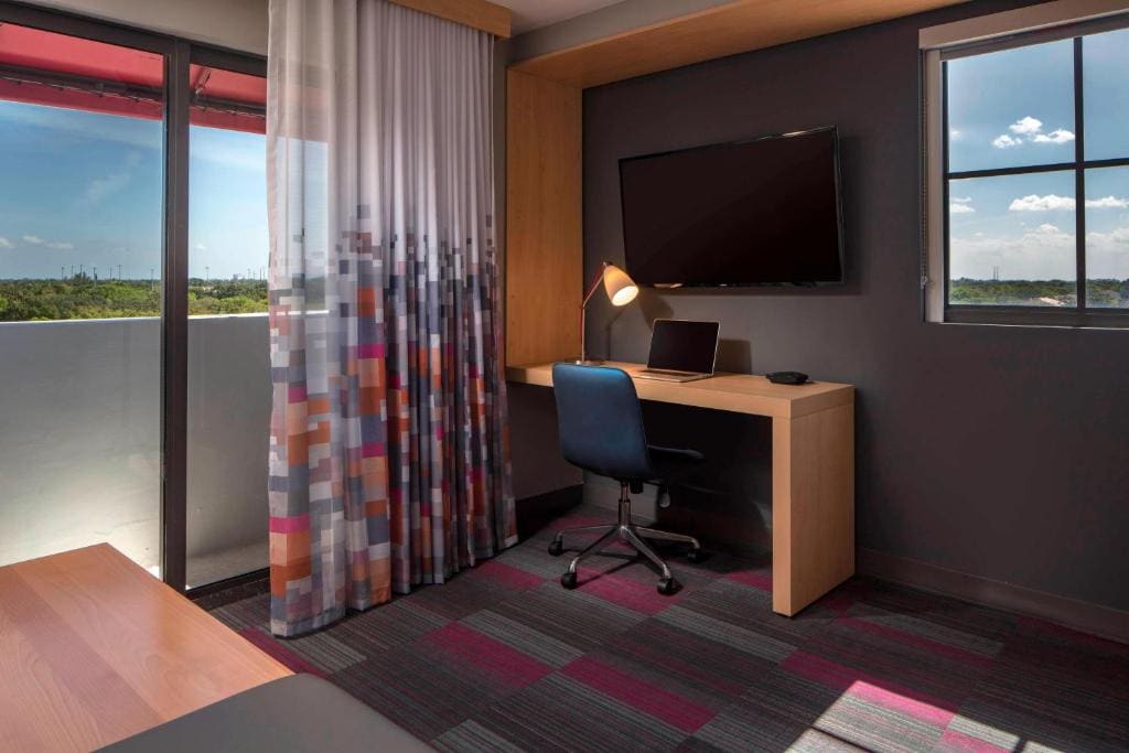 Aloft Guest Room, Larger Guest room, 1 King, Low floor room - Image 1