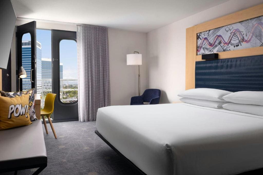 Breezy King, Larger Guest room, 1 King room - Image 1