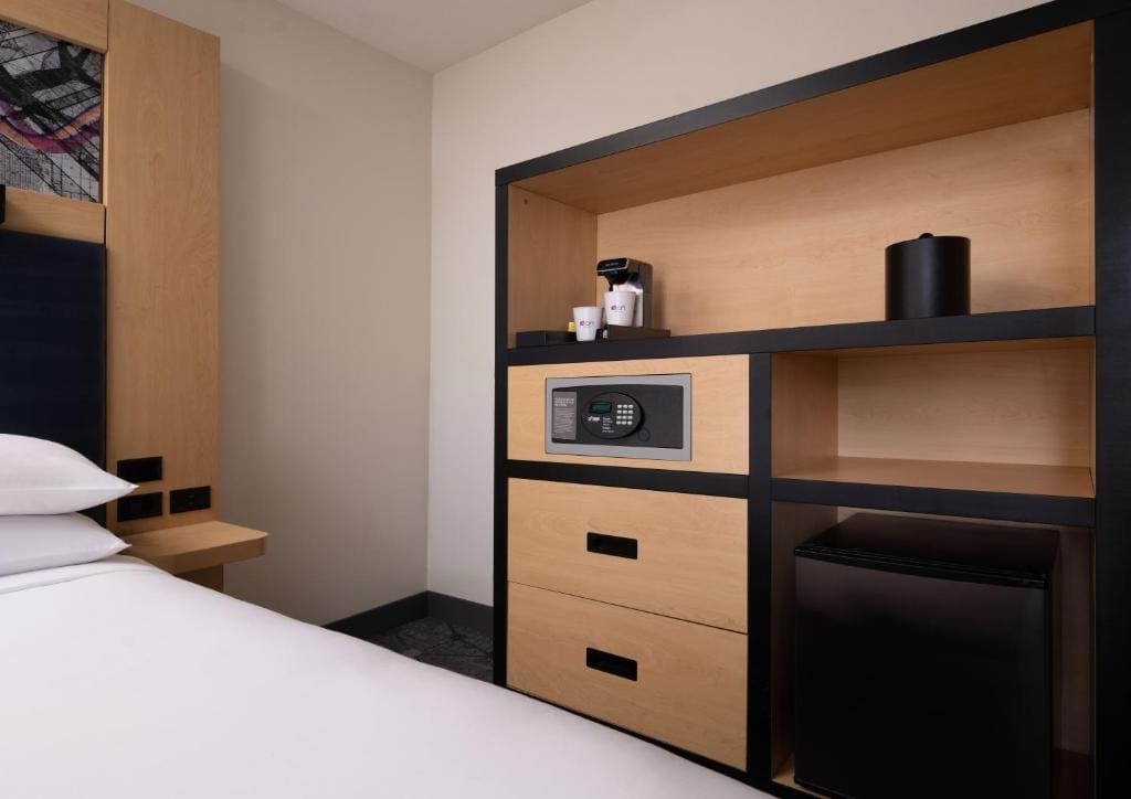Queen Room with Two Queen Beds - Hearing Accessible room - Image 3