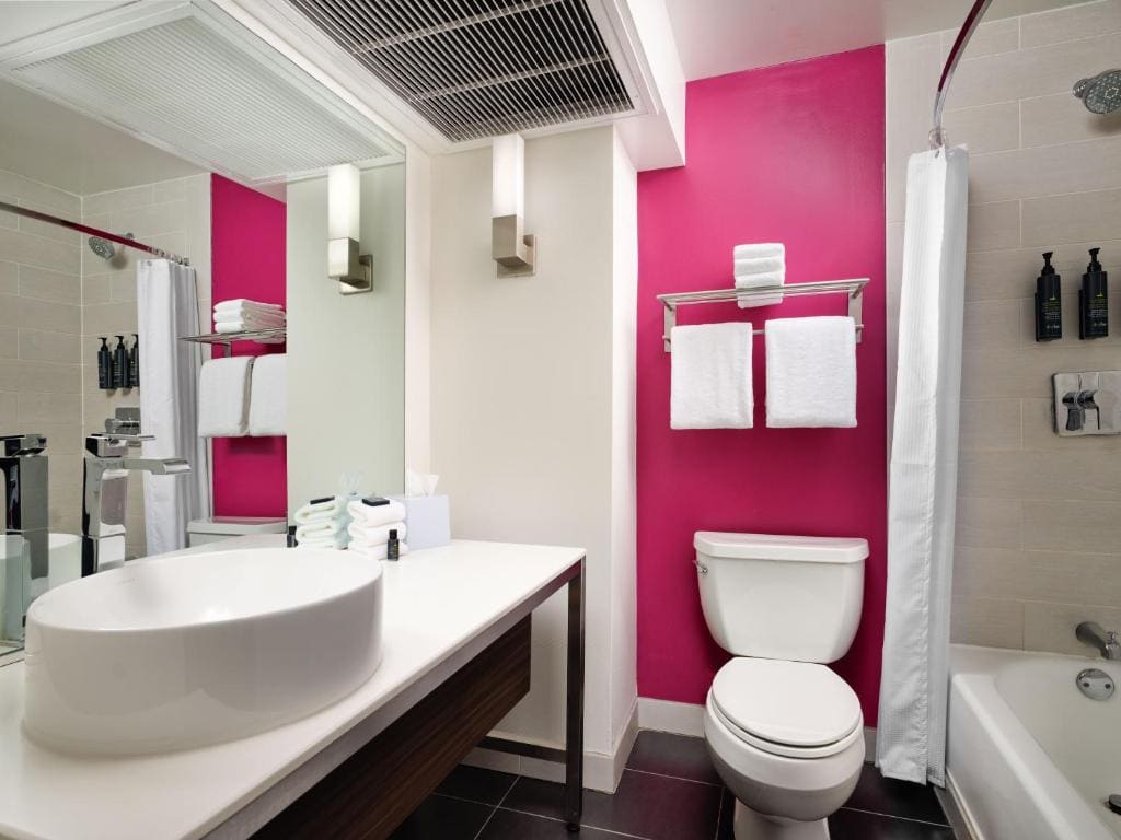 King Room with Adapted Tub - Mobility Accessible room - Image 3
