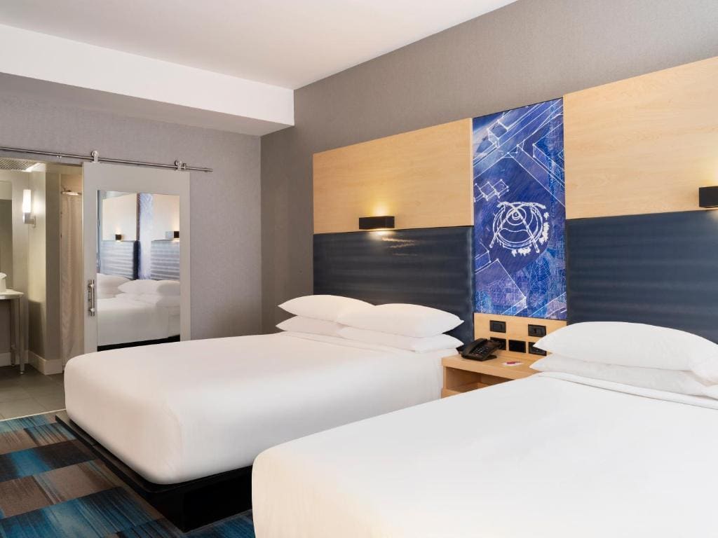 Breezy Queen Room with Two Queen Beds - Hearing Accessible room - Image 3