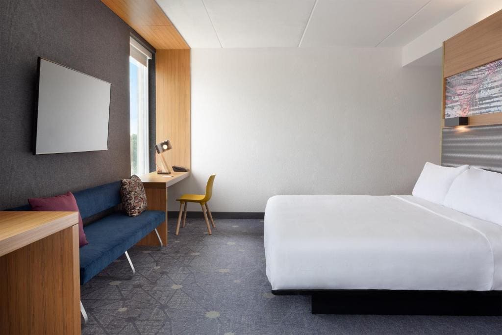 Guest Room, 1 King room - Image 1