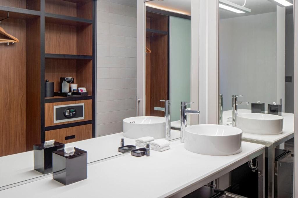 Guest room, 1 King, City view, Corner room room - Image 1