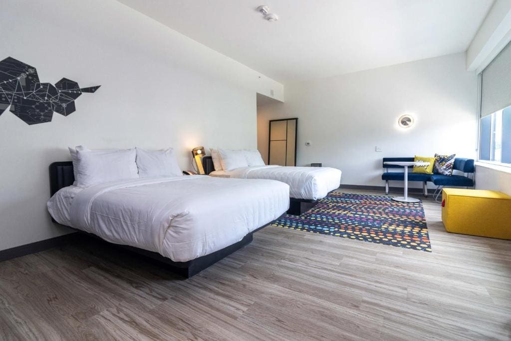Aloft, Guest room, 2 Queen room - Image 1