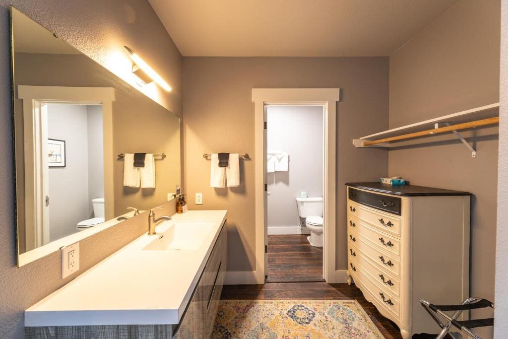 Deluxe King Room room - Image 2
