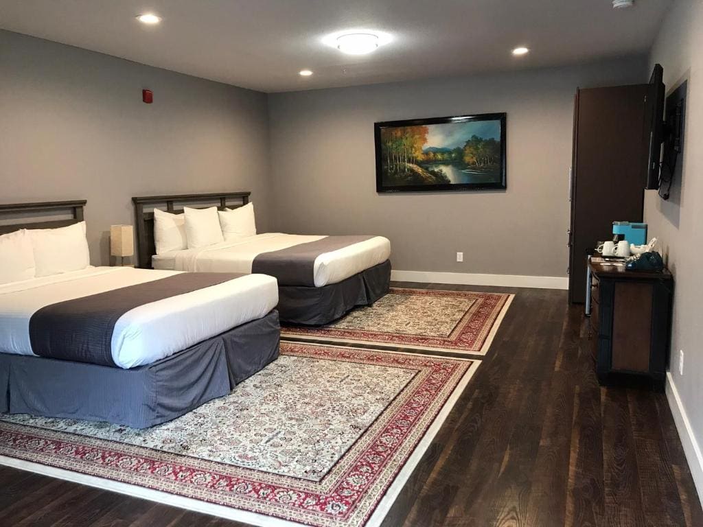 Deluxe King and Queen Room room - Image 3