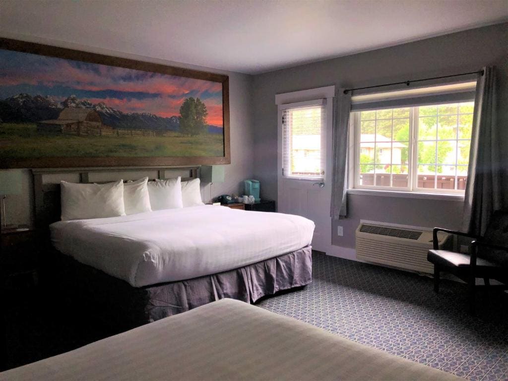 Deluxe King and Queen Room room - Image 2