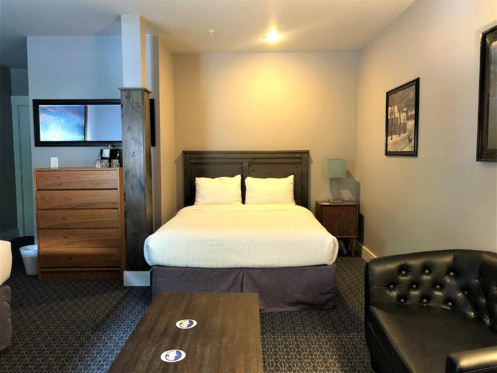 Deluxe King and Queen Room room - Image 1