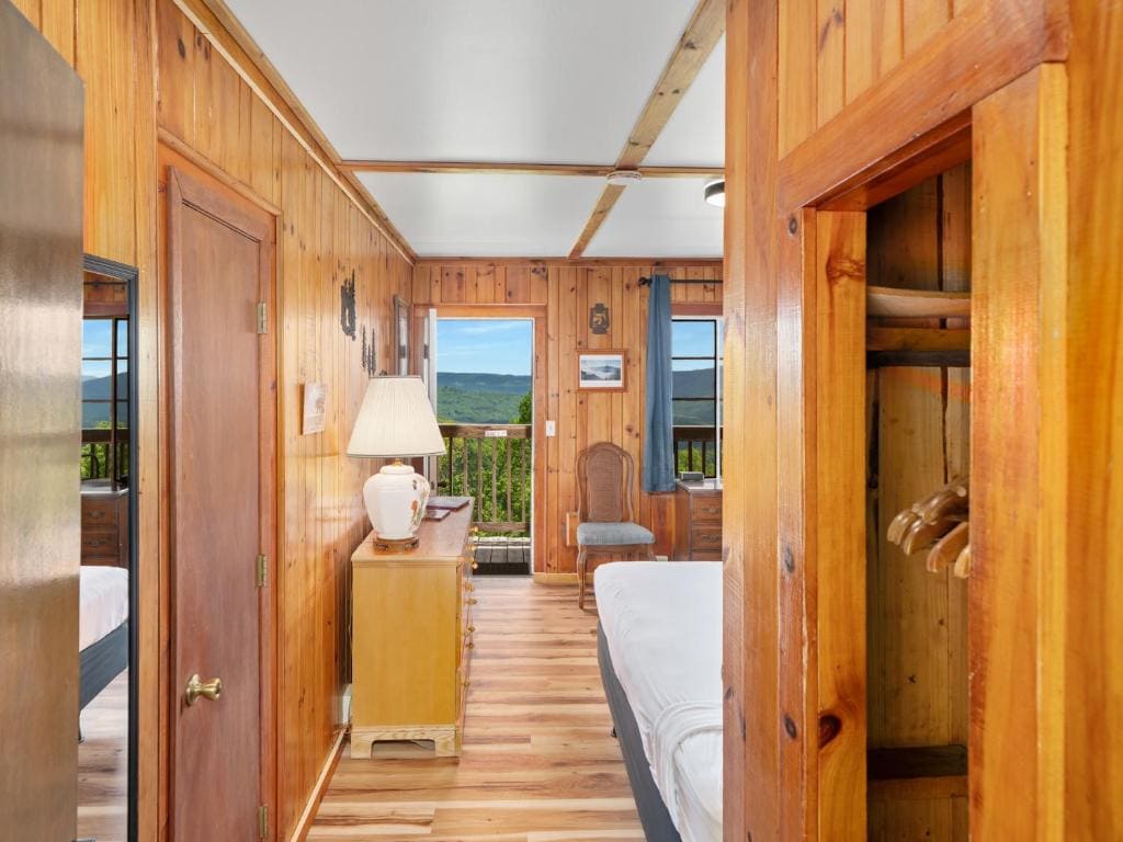Queen Room with Balcony room - Image 2