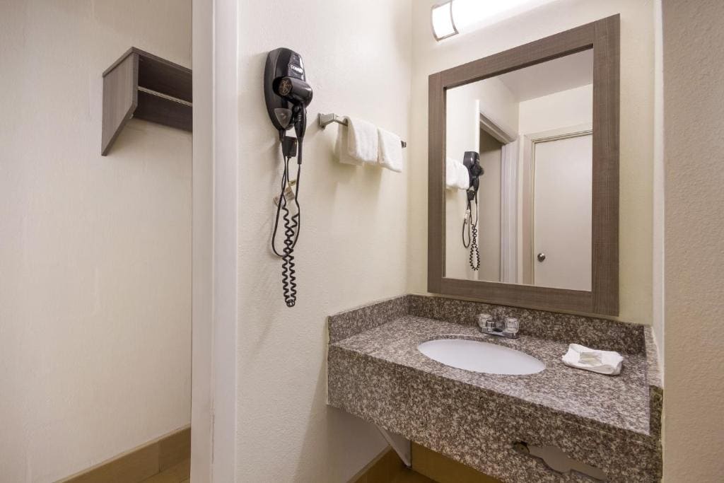 Deluxe Queen Room with Two Queen Beds - Disability Access/Non-Smoking room - Image 3