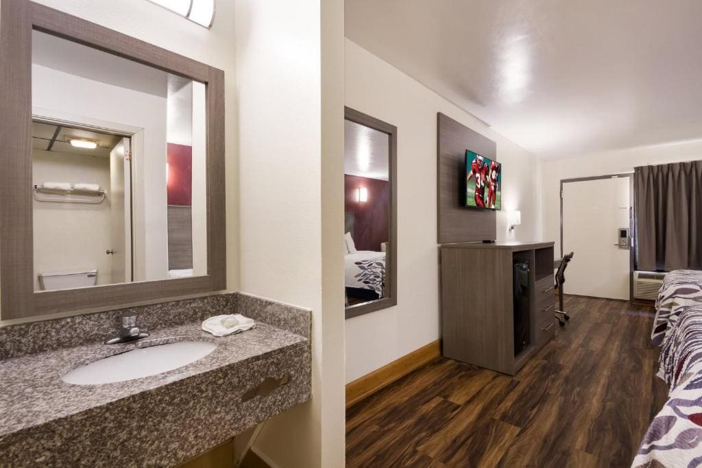 Deluxe Queen Room with Two Queen Beds - Disability Access/Non-Smoking room - Image 2