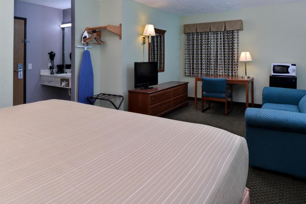 Queen Room with Two Queen Beds - Non-Smoking room - Image 2