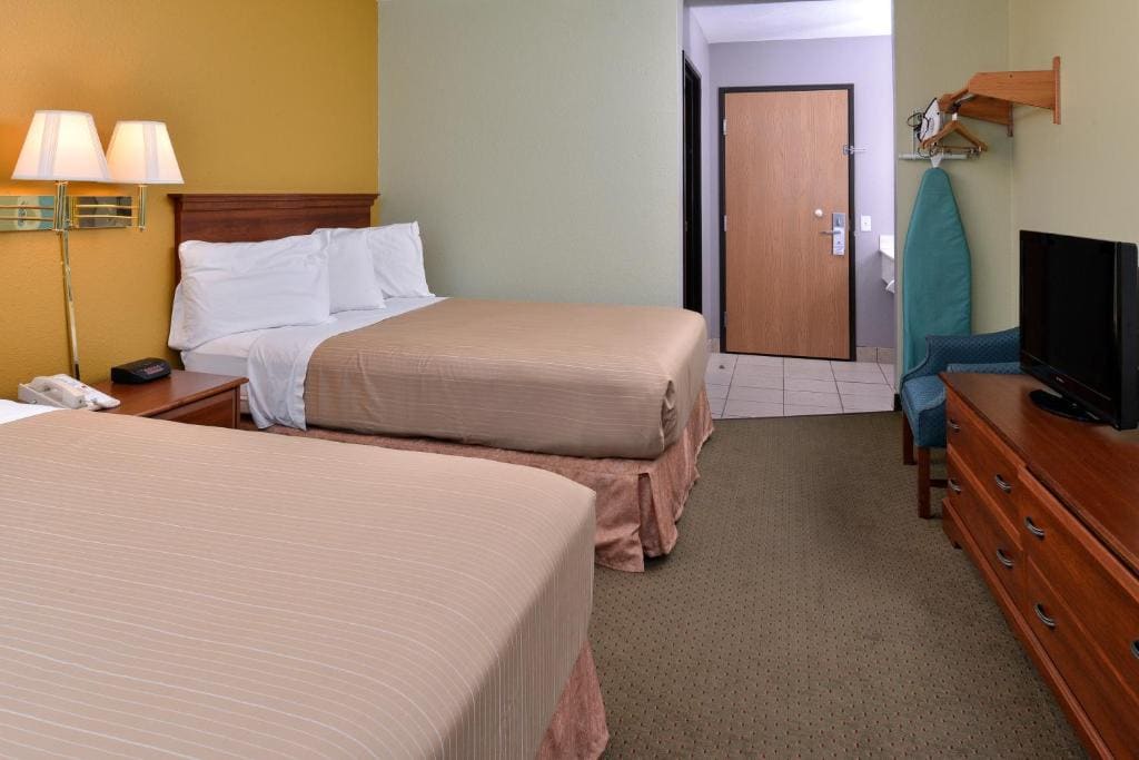 Queen Room with Two Queen Beds - Non-Smoking room - Image 1