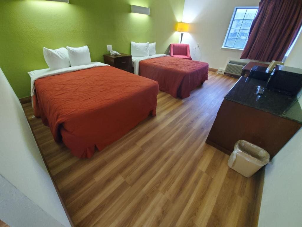 Queen Room with Two Queen Beds-Non-Smoking room - Image 2