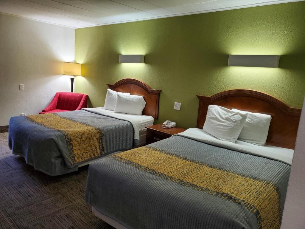 Queen Room with Two Queen Beds-Non-Smoking room - Image 1