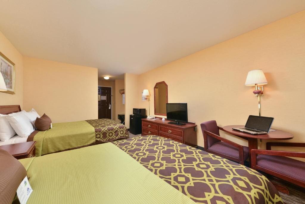Queen Room with Two Queen Beds - Non-Smoking room - Image 1