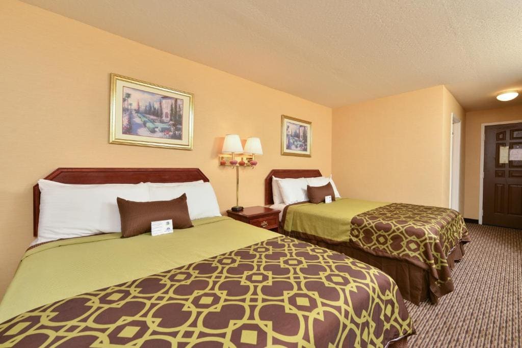 Queen Room with Two Queen Beds - Non-Smoking room - Image 2