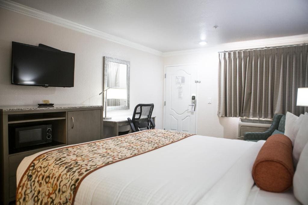 1 King Bed Non Smoking room - Image 3