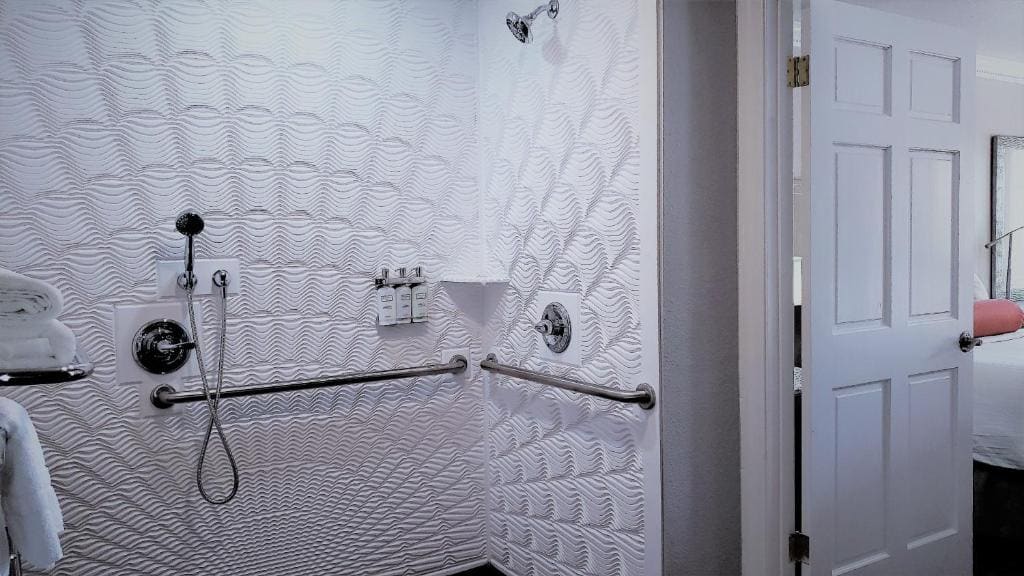 1 Queen Bed Accessible Non Smoking room - Image 2