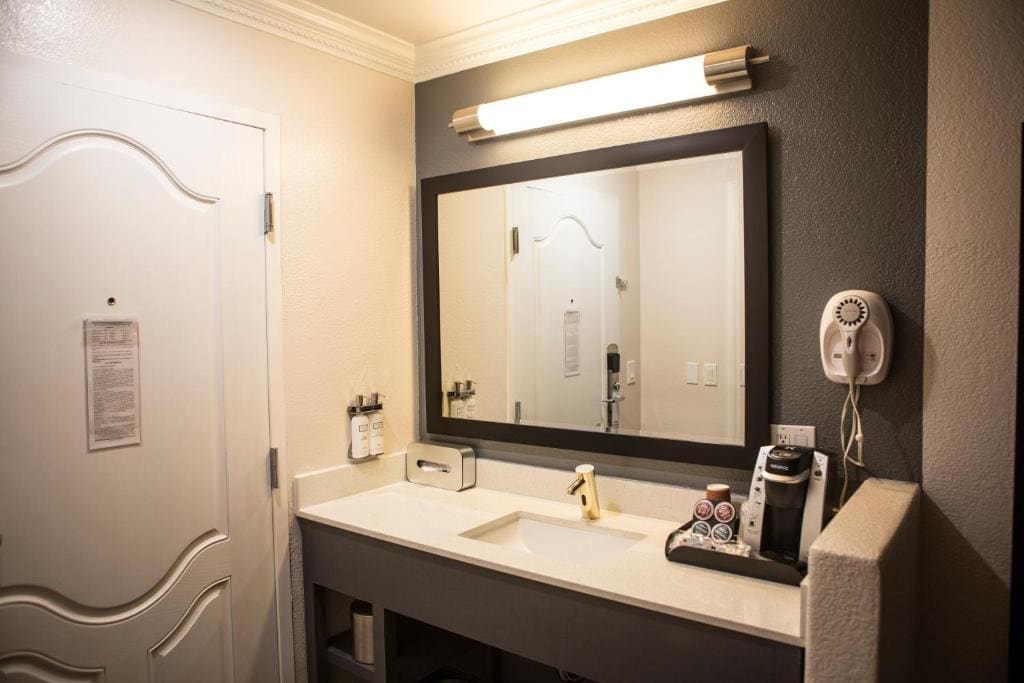 2 Queen Beds Non Smoking room - Image 3