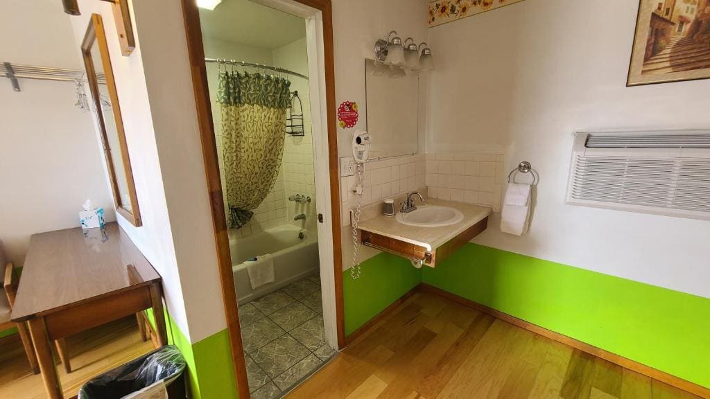 Queen Room - Non-Smoking room - Image 1