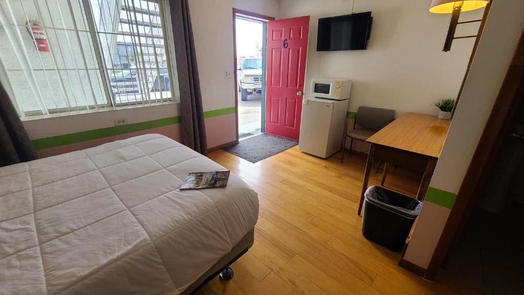 Queen Room - Non-Smoking room - Image 3