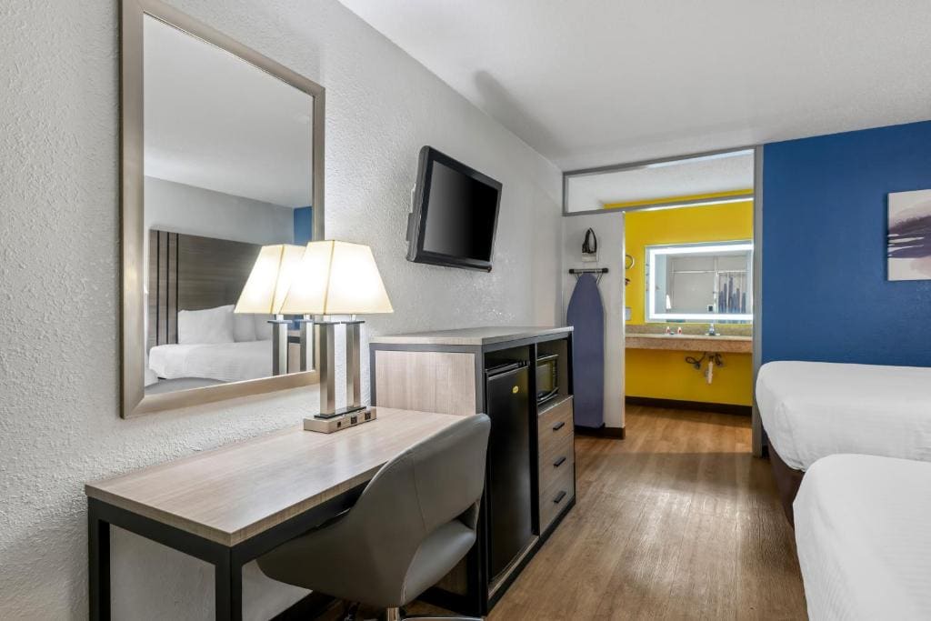 Quadruple Room with Two Queen Beds and Tub - Disability Access/Non Smoking room - Image 1