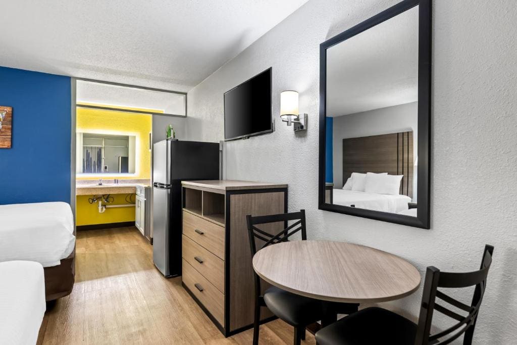 Quadruple Room with Two Queen Beds - Non Smoking room - Image 2