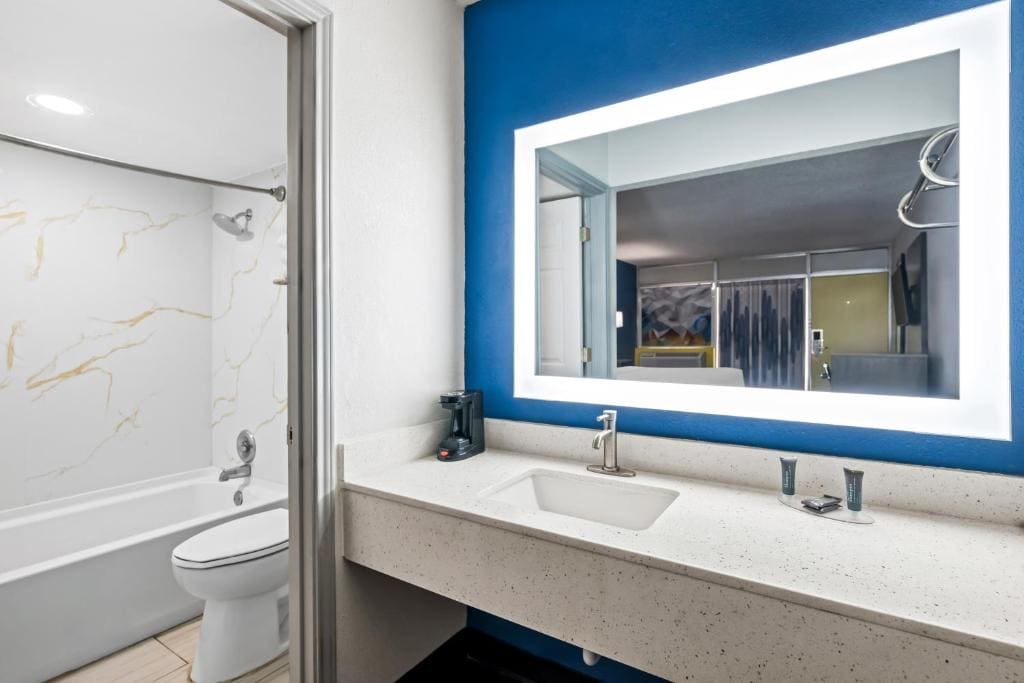King Suite - Non Smoking room - Image 2