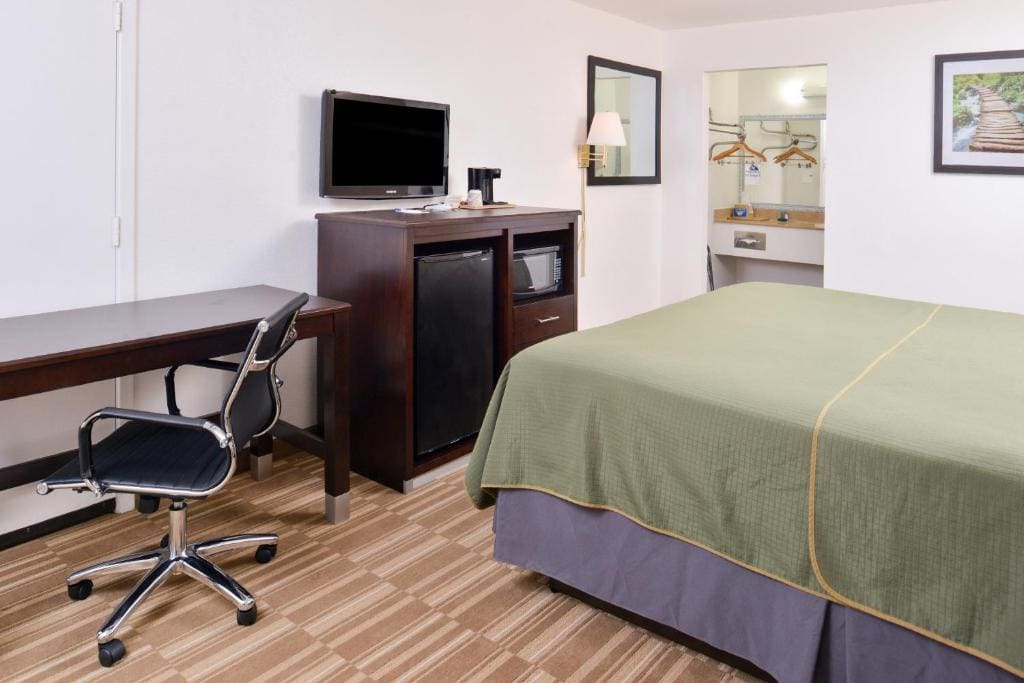 Single Room with Bathroom room - Image 3