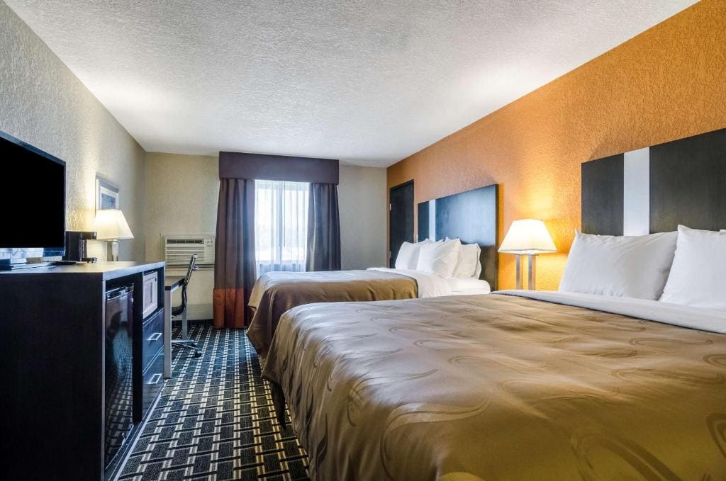 Queen Room with Two Queen Beds - Non-Smoking room - Image 1