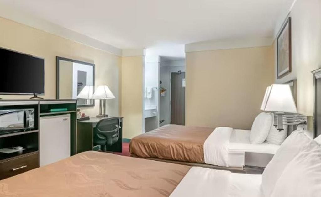 Queen Room with Two Queen Beds - Non-Smoking room - Image 2