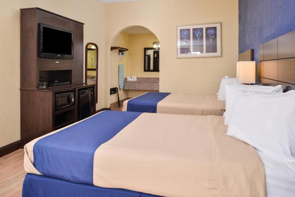 Queen Beds Non-Smoking room - Image 1