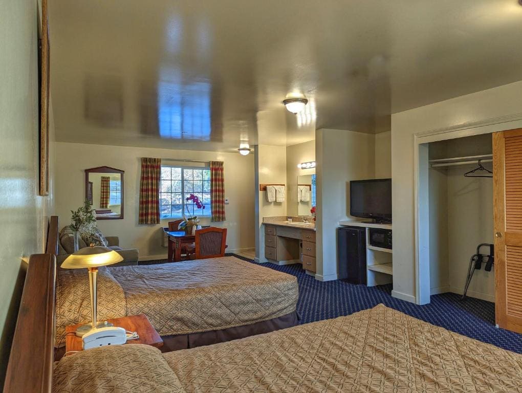Large Room with 2 Queen Beds room - Image 3