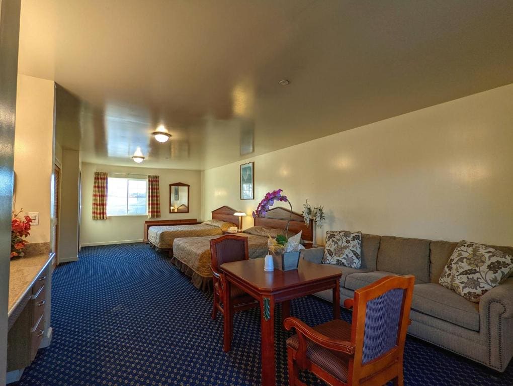 Large Room with 2 Queen Beds room - Image 2