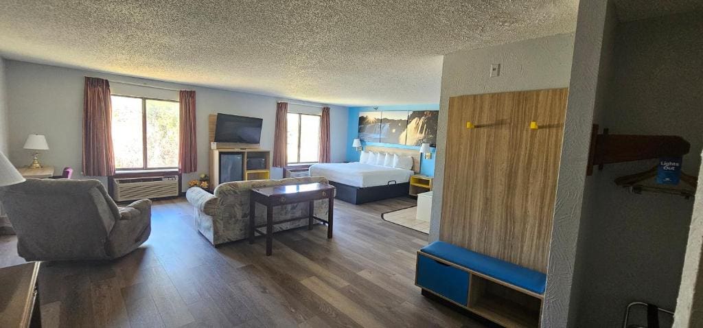 King Suite - Non-Smoking room - Image 1