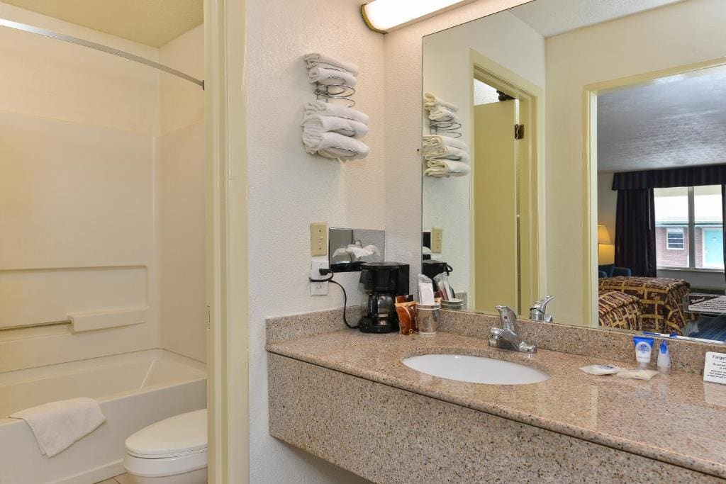 Double Room with Two Double Beds - Smoking room - Image 2