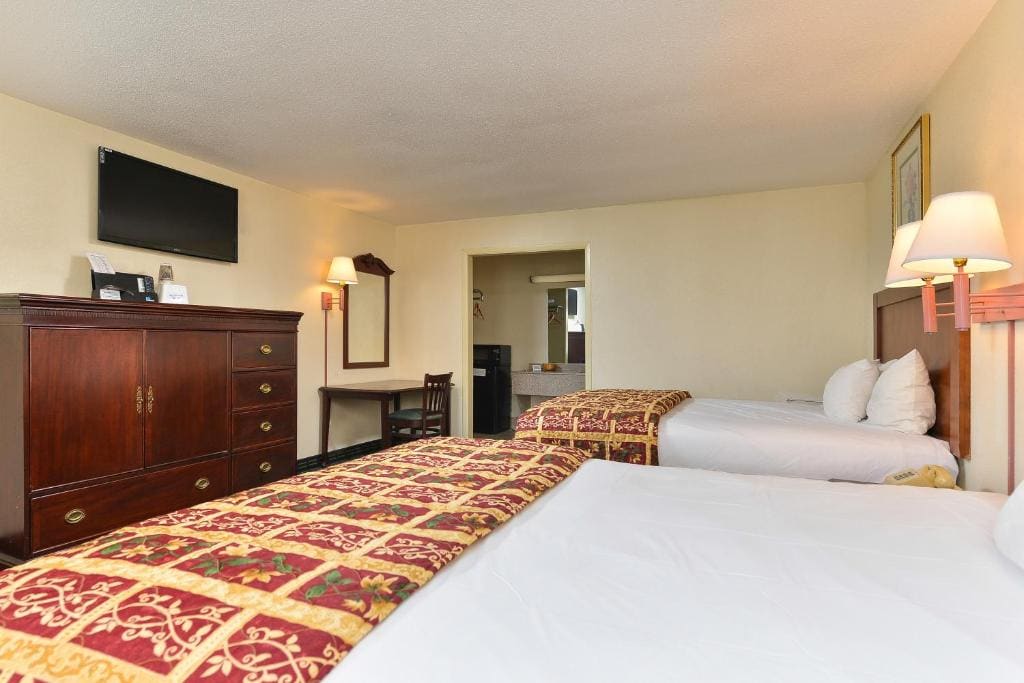 Queen Room with Two Queen Beds - Non-Smoking room - Image 1