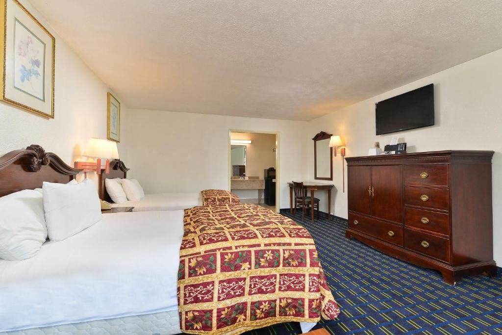 Queen Room with Two Queen Beds - Smoking room - Image 1