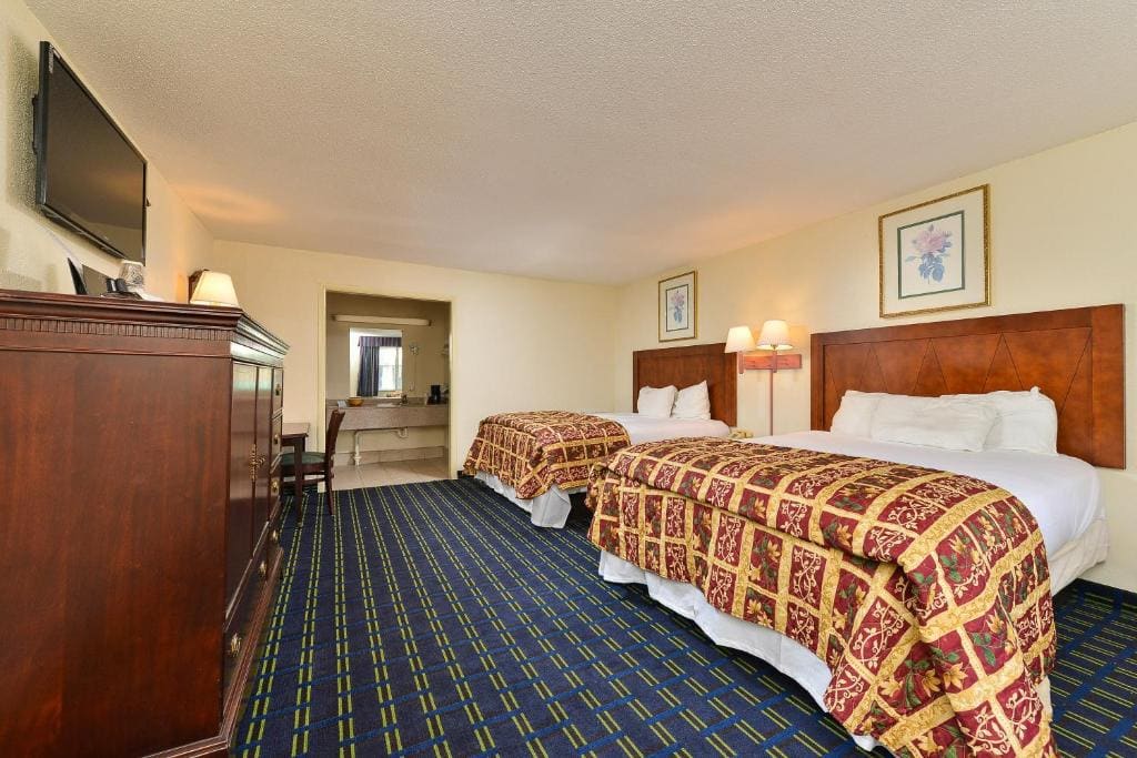 Queen Room with Two Queen Beds - Smoking room - Image 2