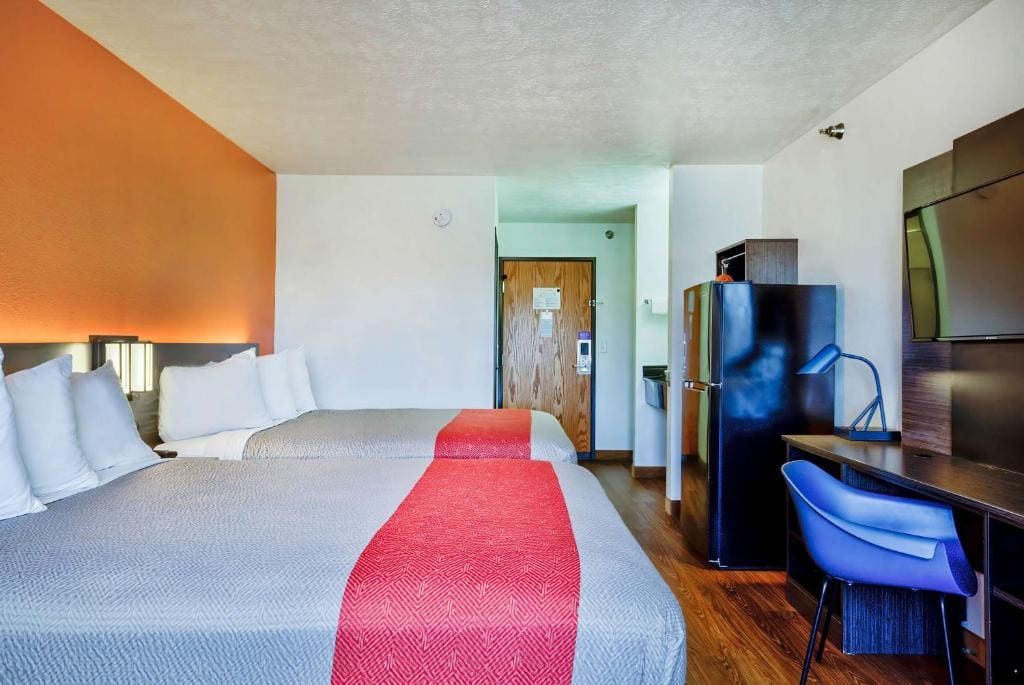 Deluxe Queen Room with Two Queen Beds - Non-Smoking room - Image 1