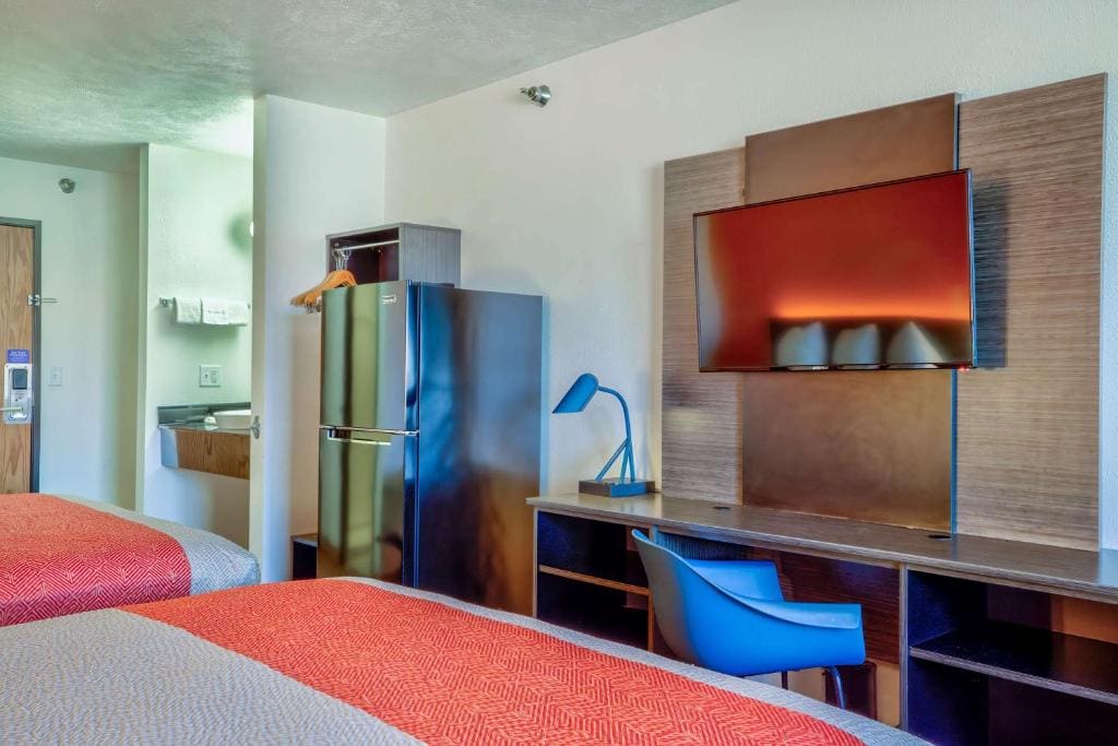 Deluxe Queen Room with Two Queen Beds - Non-Smoking room - Image 3
