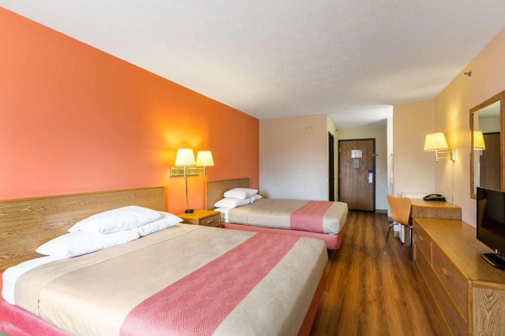Deluxe Queen Room with Two Queen Beds - Non-Smoking room - Image 2